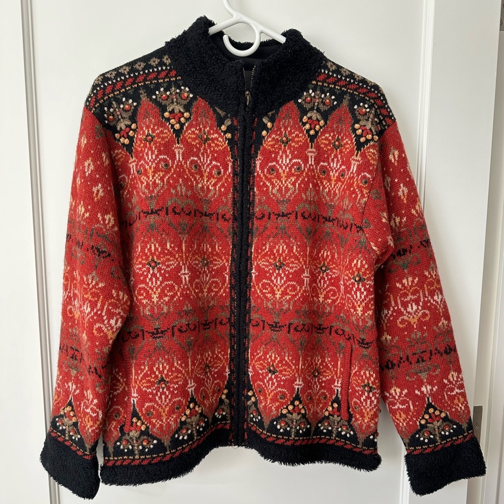 Beautiful lined Icelandic sweater jacket with zipper and front pockets.